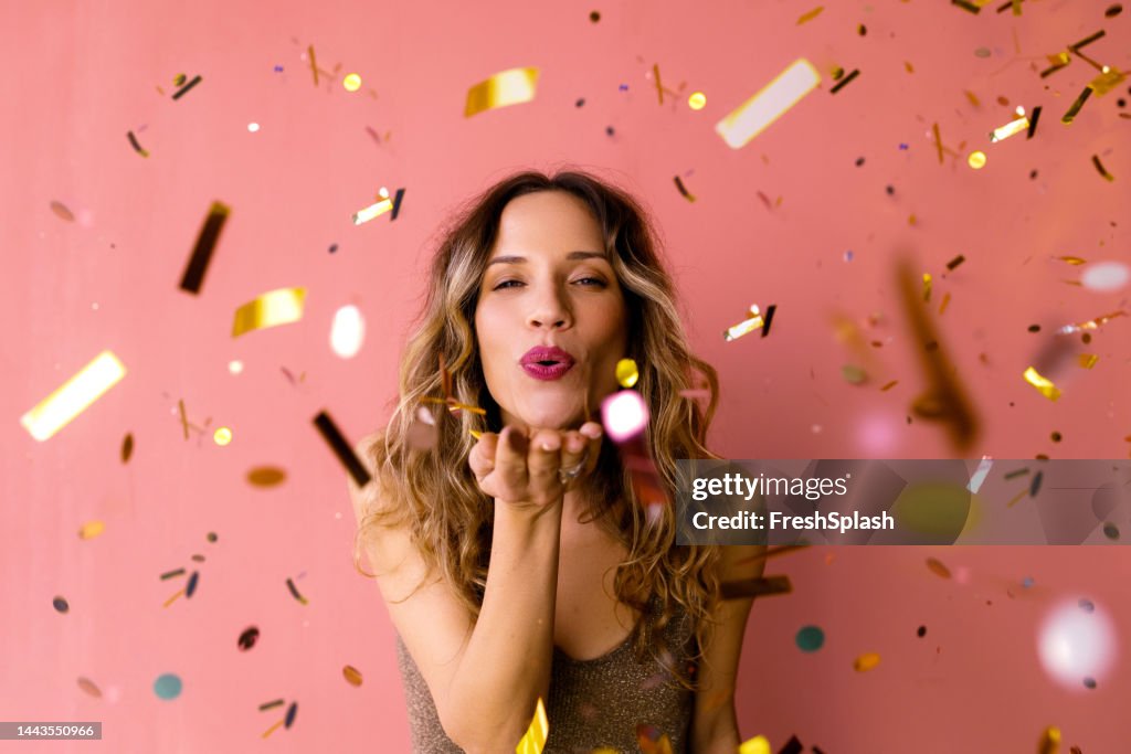 Es ist Zeit zu feiern: Ein Porträt einer glücklichen schönen eleganten