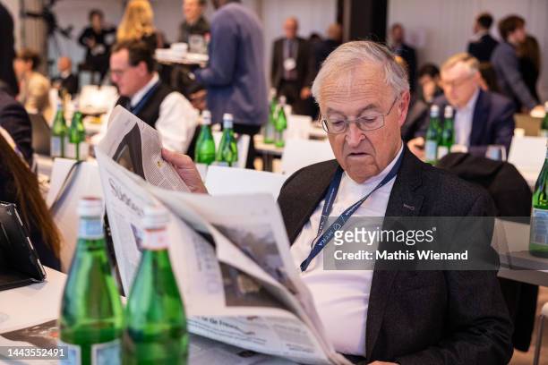 Wolfgang Schäuble reads the newspapater during the Sueddeutsche Zeitung Wirtschaftsgipfel on November 22, 2022 in Berlin, Germany.