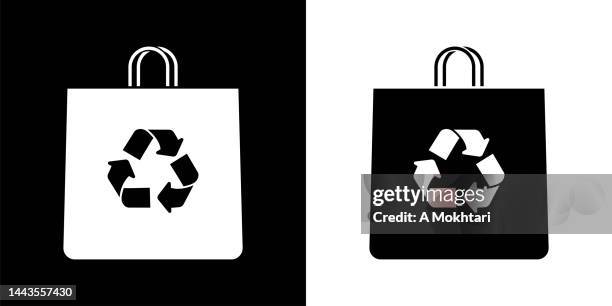 recycelbares papiertütensymbol auf schwarz-weißem hintergrund. - reusable shopping bag drawing stock-grafiken, -clipart, -cartoons und -symbole