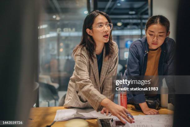 business people discussing documents and ideas at meeting. - 協調 個照片及圖片檔