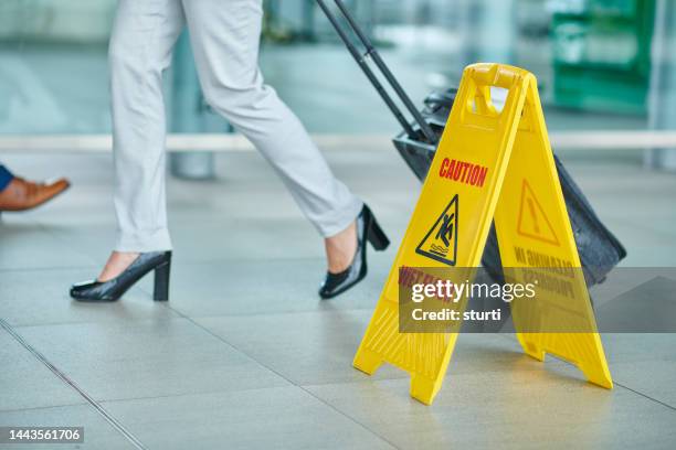 caution wet floor - opgepast-gladde-vloer stockfoto's en -beelden