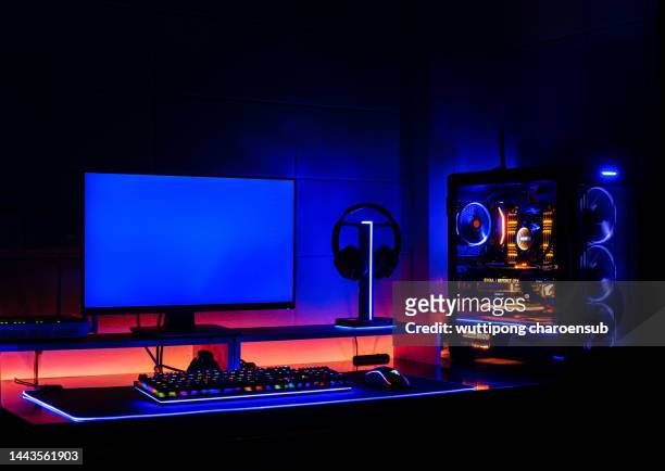 high-end computing gaming set monitor blue screen - computer monitor green screen stock pictures, royalty-free photos & images