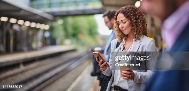 conexión por la mañana - viajero diario fotografías e imágenes de stock