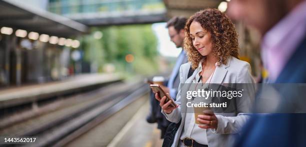 morning connection - business smartphone stockfoto's en -beelden