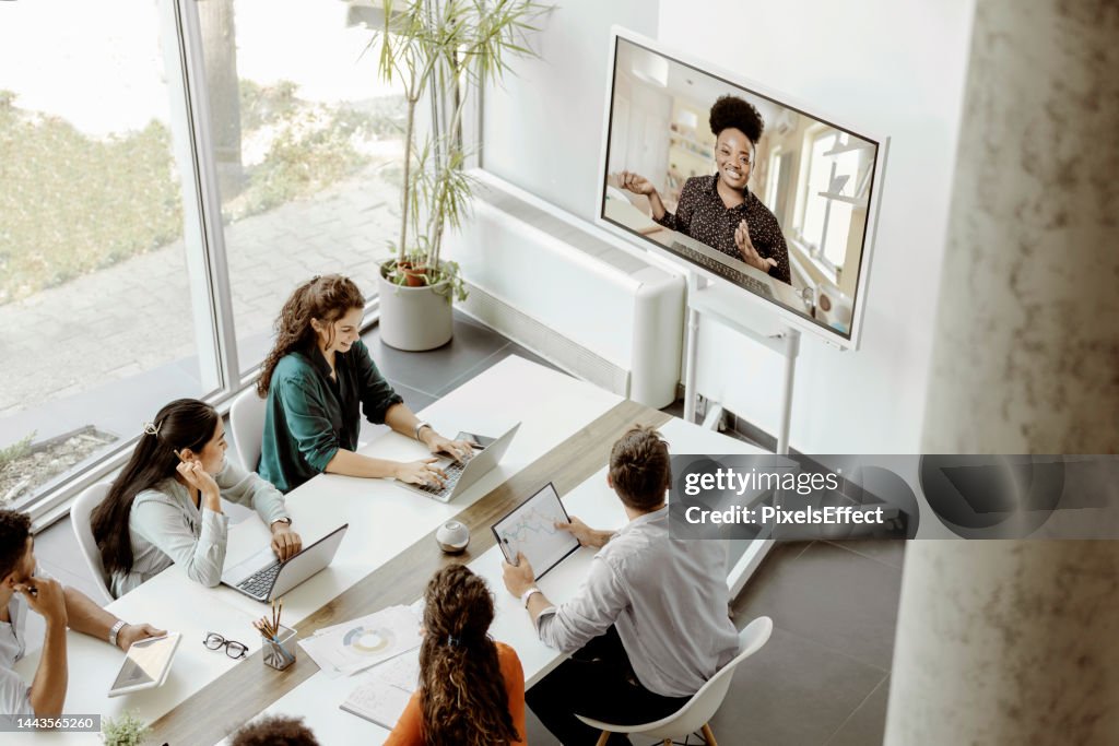 仮想電話会議中の多様な企業ビジネスマン