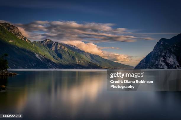 late afternoon light over lake garda at riva del garda, northern italy - lago di garda - fotografias e filmes do acervo