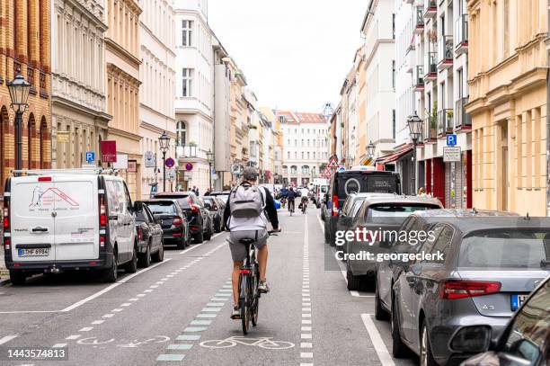 calle solo para bicicletas en berlín - berlin blockade fotografías e imágenes de stock