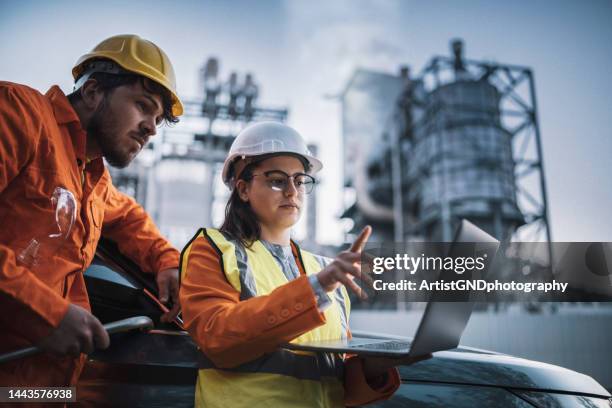 equipo de ingenieros trabajando en un turno de noche. - refinery fotografías e imágenes de stock