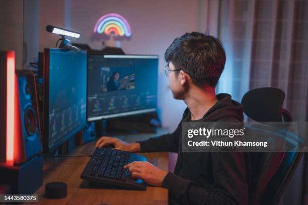 male video editor working with footage on computer. - redacteur stockfoto's en -beelden
