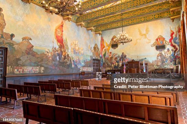 interno dell'aula di tribunale con il murale della corte superiore della contea di santa barbara in california - peter law foto e immagini stock