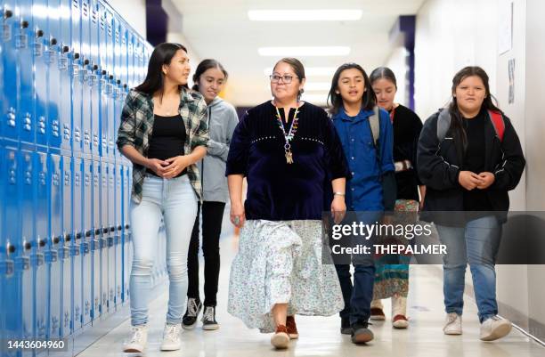 professor orgulhoso caminhando com um grupo de alunos através de um corredor - reserva indígena americana - fotografias e filmes do acervo