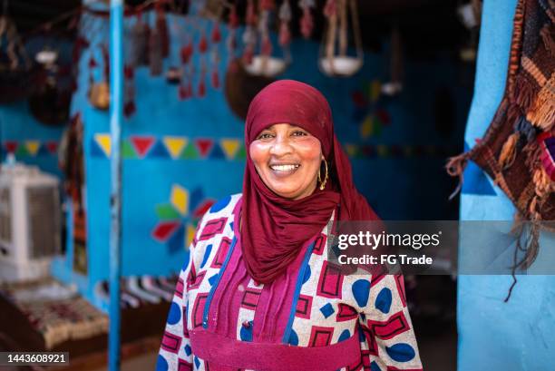 retrato de una mujer islámica en casa - áfrica del norte fotografías e imágenes de stock