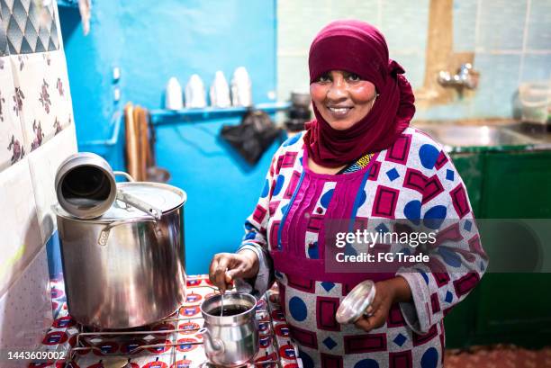 家でコーヒーを準備する成熟した女性のポートレート - egyptian culture ストックフォトと画像