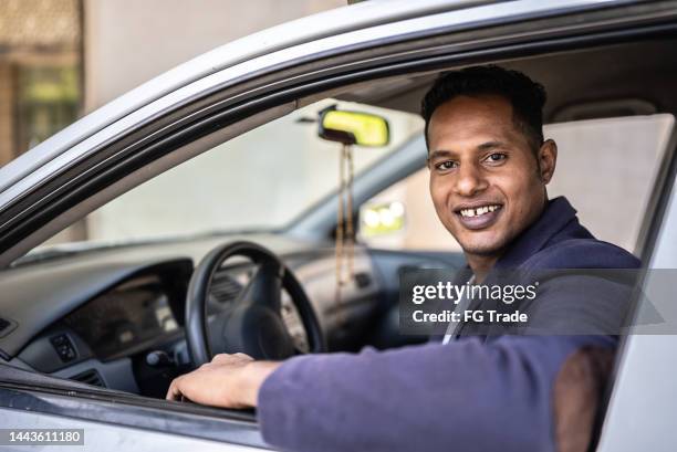 porträt eines mittelerwachsenen mannes in seinem auto - arab driving stock-fotos und bilder