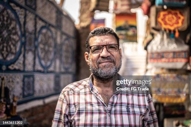 porträt eines reifen mannes - nordafrikanischer abstammung stock-fotos und bilder