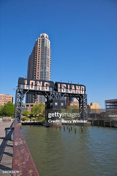 water below pier, structure and near building. - hunters point long island city stockfoto's en -beelden