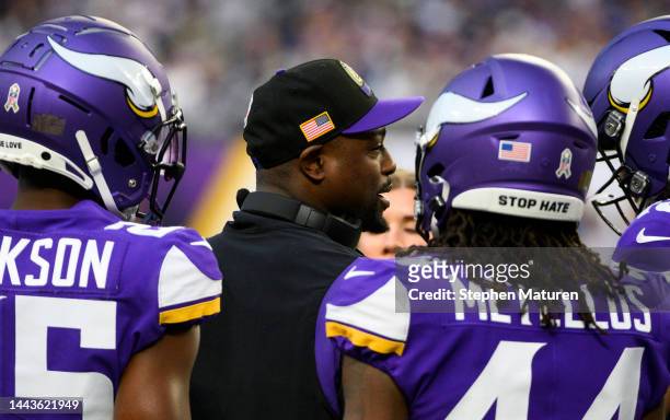 Minnesota Vikings special teams coordinator Matt Daniels speaks with his team in the first quarter of the game against the Dallas Cowboys at U.S....