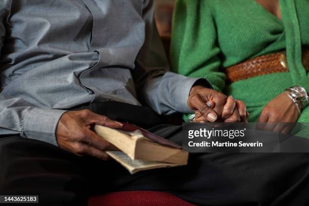 la congrégation noire assiste au service de l’église baptiste noire - minister clergy photos et images de collection