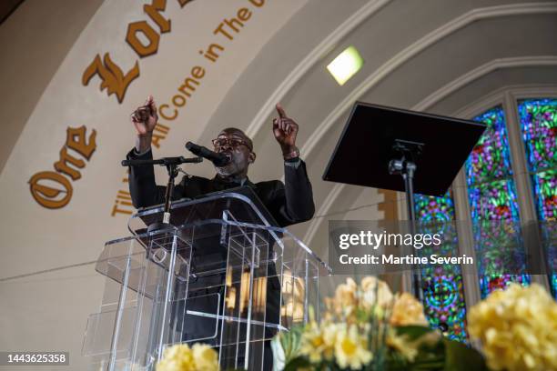 black congregation attend black baptist church service - geestelijken stockfoto's en -beelden