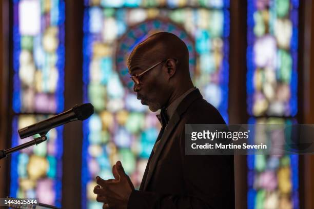 black congregation attend black baptist church service - predikant stockfoto's en -beelden