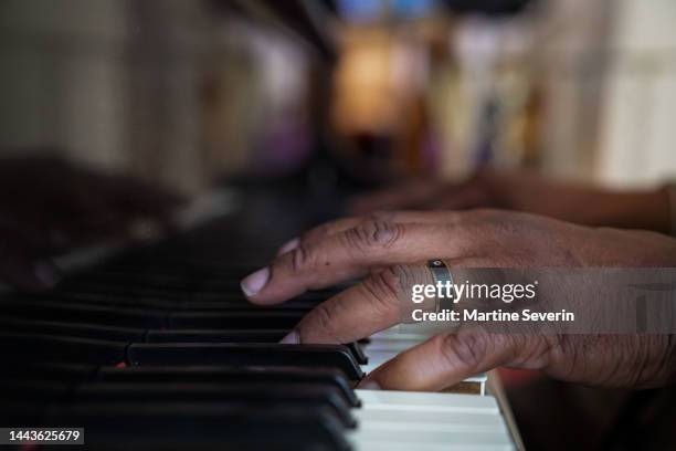 black congregation besucht black baptist church gottesdienst - black culture stock-fotos und bilder