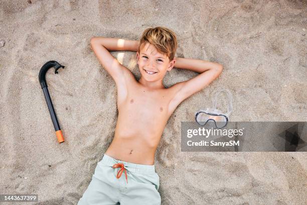 genießen sie sommer-tag - boy in swimwear stock-fotos und bilder