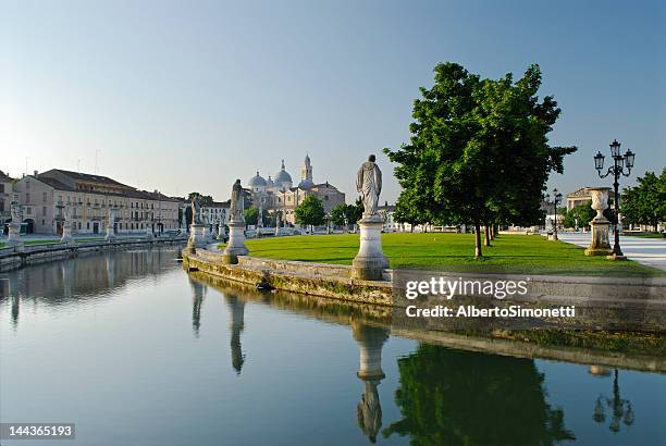 prato della valle (padua-italien - venezien stock-fotos und bilder