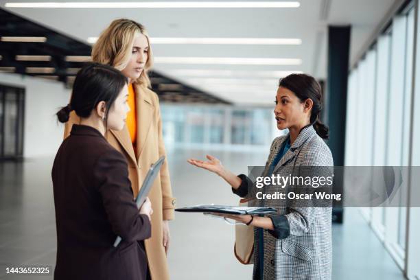 multi-racial group of businesswomen viewing new office space with an estate agent - real estate developer 個照片及圖片檔