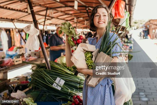 zero waste when i'm shopping - farmer's market imagens e fotografias de stock