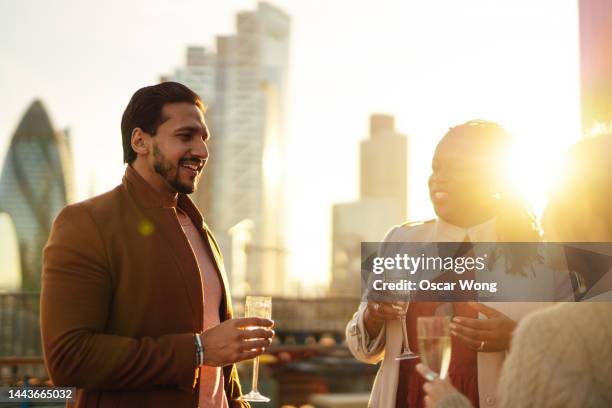 group of businesspeople having friday night drinks at rooftop against london cityscape - oscar party 個照片及圖片檔