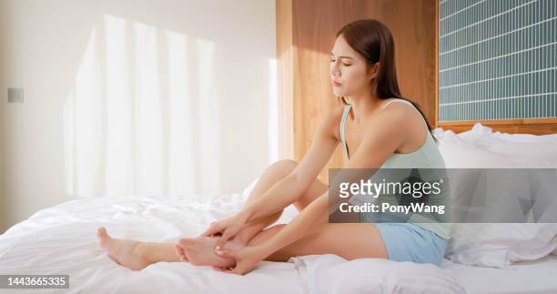woman has tired legs - beautiful woman body stockfoto's en -beelden