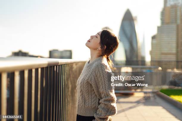 young lady embracing hope and freedom - sólo con adultos fotografías e imágenes de stock