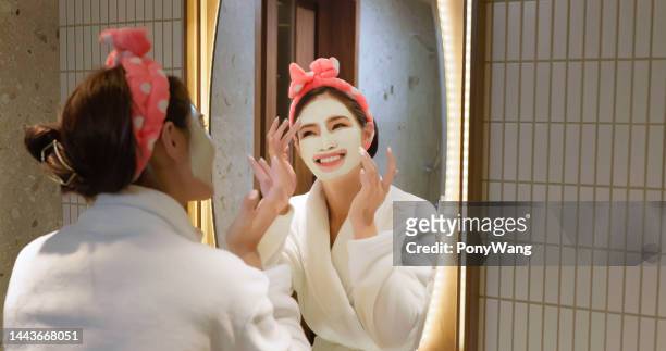 frau tragen maske - woman shower candle stock-fotos und bilder