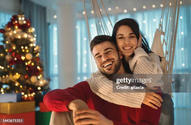 young couple spending christmas - natal casal imagens e fotografias de stock