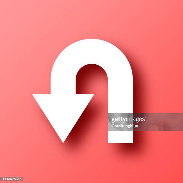ilustraciones, imágenes clip art, dibujos animados e iconos de stock de flecha de dirección de giro en u. icono sobre fondo rojo con sombra - devolución del saque