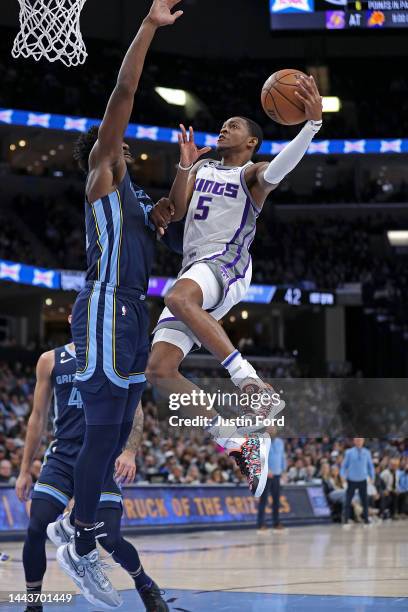 De'Aaron Fox of the Sacramento Kings goes to the basket against Jaren Jackson Jr. #13 of the Memphis Grizzlies during the first half at FedExForum on...