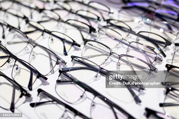 glasses store - middelgrote groep dingen stockfoto's en -beelden