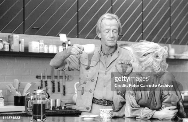 Australian actor Paul Hogan and American actress Linda Kozlowski on the set of their new film 'Crocodile Dundee II' in 1987 in New York City.