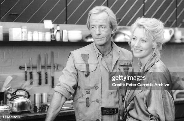 Australian actor Paul Hogan and American actress Linda Kozlowski on the set of their new film 'Crocodile Dundee II' in 1987 in New York City.