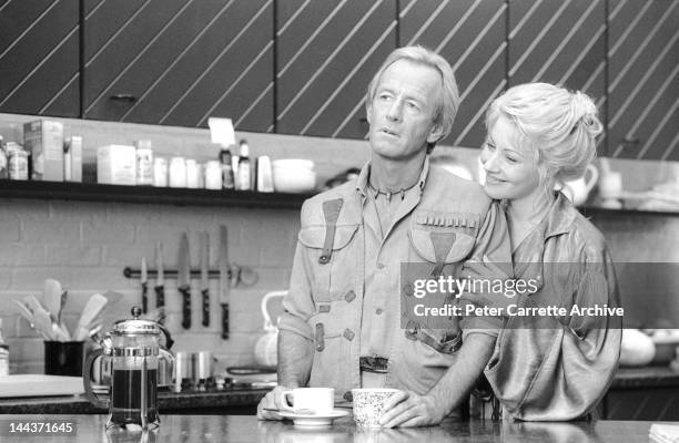 Australian actor Paul Hogan and American actress Linda Kozlowski on the set of their new film 'Crocodile Dundee II' in 1987 in New York City.