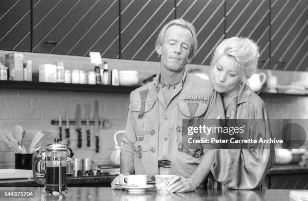 Australian actor Paul Hogan and American actress Linda Kozlowski on the set of their new film 'Crocodile Dundee II' in 1987 in New York City.