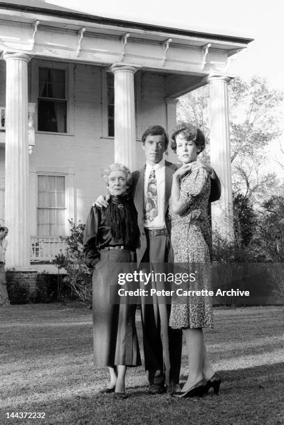 Actors Bette Davis, Scott Glenn and Jamie Lee Curtis on the set of the film 'As Summers Die' in November 1985 in Valdosta, Georgia.