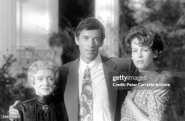 Actors Bette Davis, Scott Glenn and Jamie Lee Curtis on the set of the film 'As Summers Die' in November 1985 in Valdosta, Georgia.