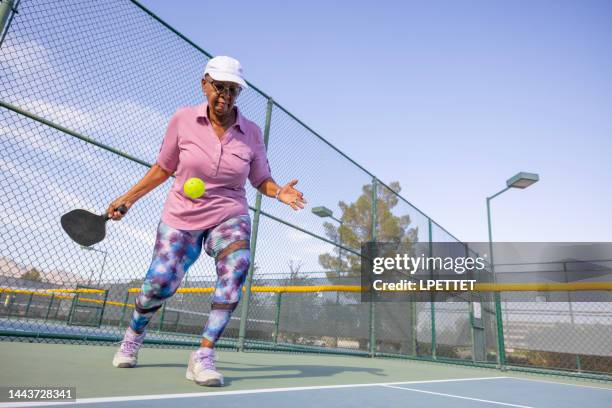 pickleballs - sport de raquette photos et images de collection