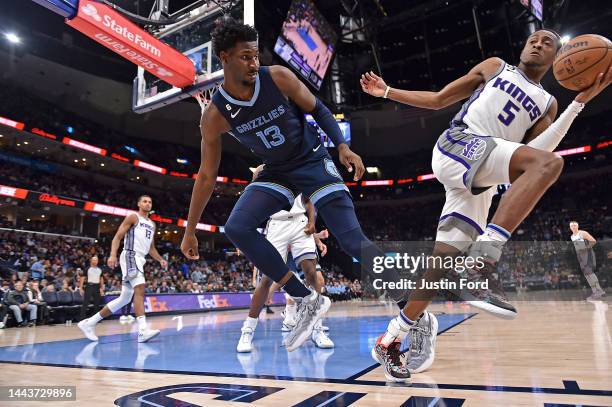 De'Aaron Fox of the Sacramento Kings handles the ball against Jaren Jackson Jr. #13 of the Memphis Grizzlies during the second half at FedExForum on...