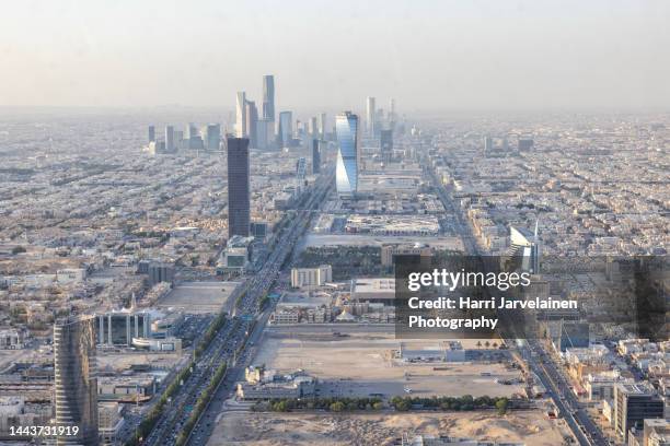 riyadh cityscape - riad arabia saudí fotografías e imágenes de stock