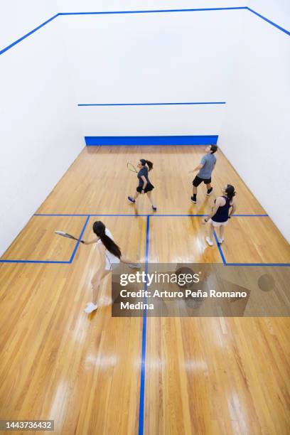 squash training aerial view - squash sport stockfoto's en -beelden