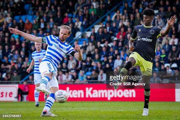Siem de Jong of De Graafschap shoots to score his sides second goal during the Keuken Kampioen Divisie match between De Graafschap and FC Den Bosch...