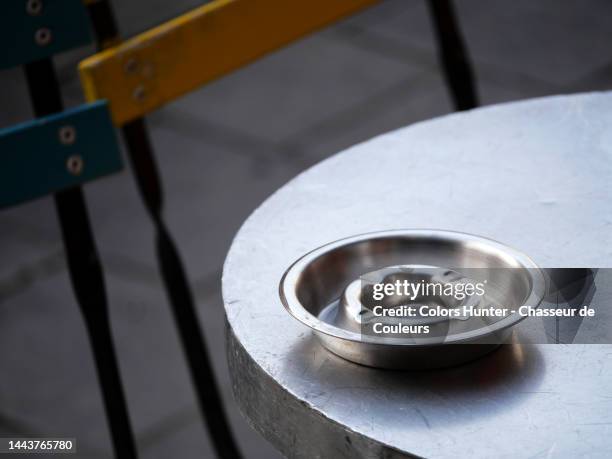an empty and clean ashtray on an outdoor table in brussels - terras stockfoto's en -beelden