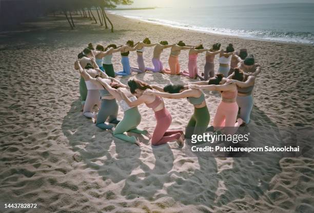team work yoga - freedom united foundation 個照片及圖片檔
